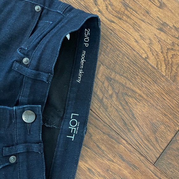 SOLD: EUC. Ann Taylor Loft Dark Denim Jeans. Size 25P - Picture 2 of 3